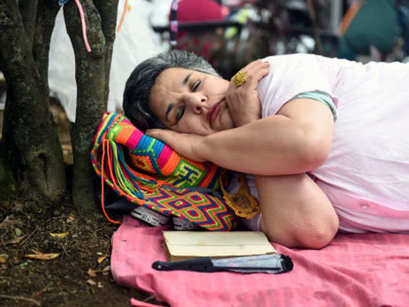 Colombians sleeps on street on world day of laziness | इथे एकाजागी येतात देशातील आळशी लोक, भरवली जाते आळशी लोकांची स्पर्धा!