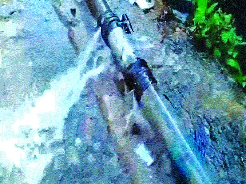 Waterlogging in Ulhasnagar | उल्हासनगरात जलवाहिन्यांना गळती