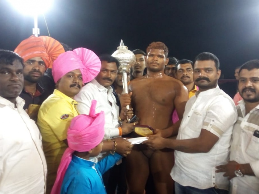 Kurudwadi's Maharudra winner of wrestilin compitation at Shirpur jain | शिरपूरच्या कुस्तीसंग्रामात कुरूडवाडीच्या महारुद्रची बाजी  