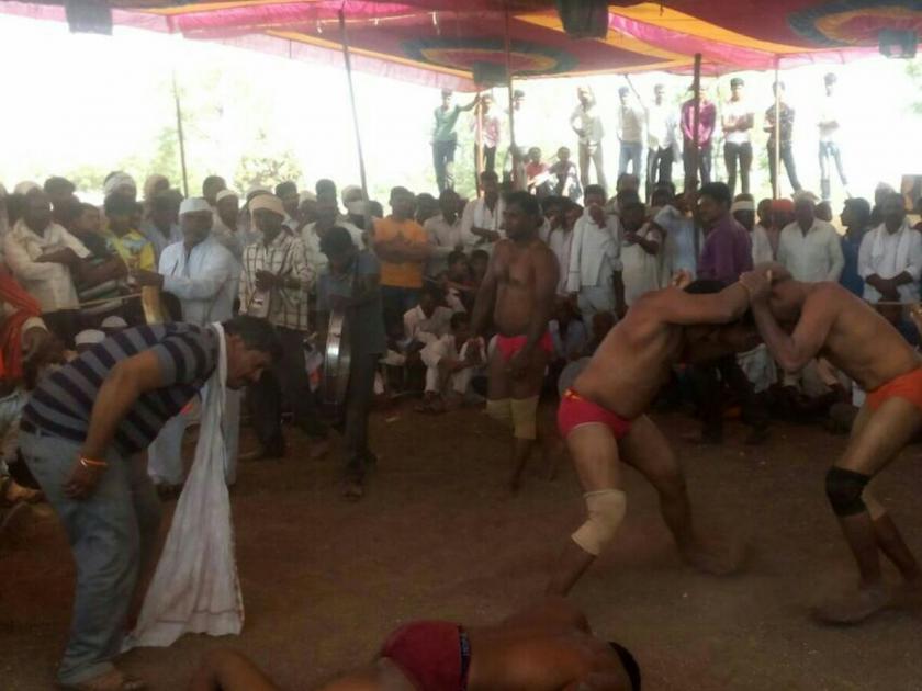 wrestling compitation at mandwa village | मांडवा येथे रंगली कुस्त्यांची दंगल; एक लाख रूपयांची बक्षीसे