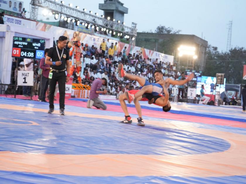 Wrestlers from Kolhapur, Pune dominated the Khashaba Jadhav Cup state level wrestling tournament | खाशाबा जाधव चषक राज्यस्तरीय कुस्ती स्पर्धेत कोल्हापूर, पुण्याच्या मल्लांचा बोलबाला