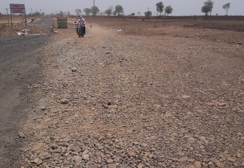 Standards of Road Work dicline due to water scarcity | पाणीटंचाईमुळे खालावतोय मार्गांच्या कामाचा दर्जा