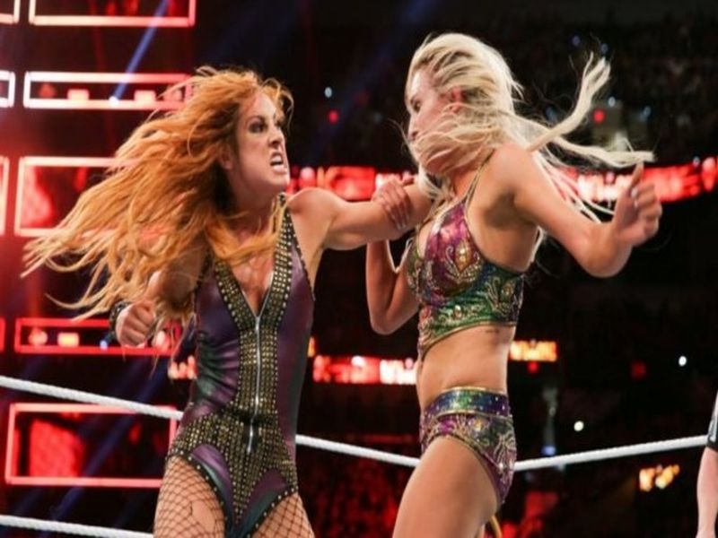 WWE: ... and in the ring, she wore a chair, watch this video | WWE : ... अन् रिंगमध्ये तिला खुर्चीने बदडले, पाहा हा व्हिडीओ