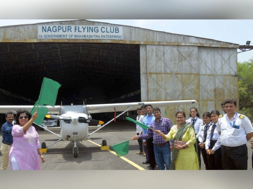 The divisional commissioner flagged off the trainee aircraft of the flying club | फ्लाईंग क्लबच्या प्रशिक्षू विमानाला विभागीय आयुक्तांनी दाखवली हिरवा झेंडी 