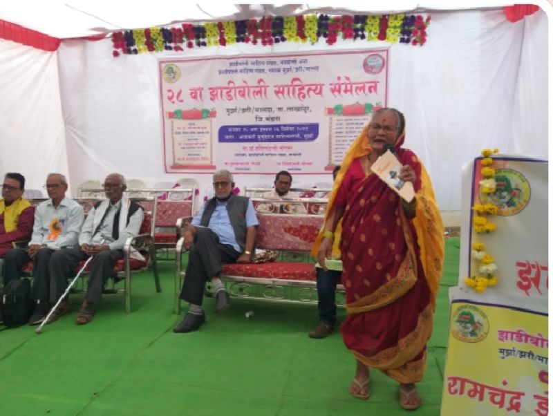 anjanabai khune presented poem on farmers situation in in jhadiboli sahitya sammelan | शेतकऱ्याईचा वावरात निंघते किस, दलालाईच्या घरी पडते पैशाईचा पाऊस : अंजनाबाई खुणे