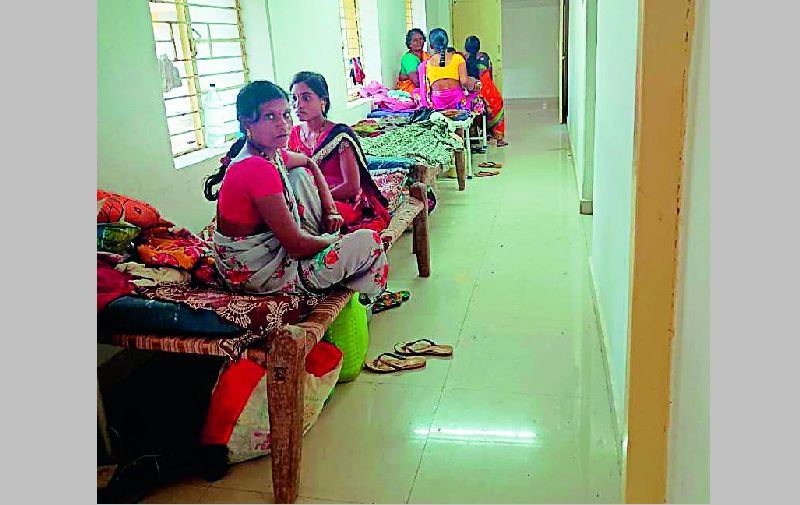 poor healthcare facilities in parwa phc yavatmal district | ग्रामीण भागात आरोग्याचे बेहाल; शस्त्रक्रिया करायचीय? मग घरूनच आणा खाटा!