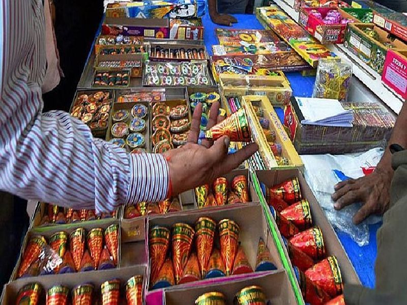 firecracker rate increased in the occasion of diwali | फटाके बाजारात महागाईचा धमाका, किमतीत २० ते २५ टक्क्यांची वाढ