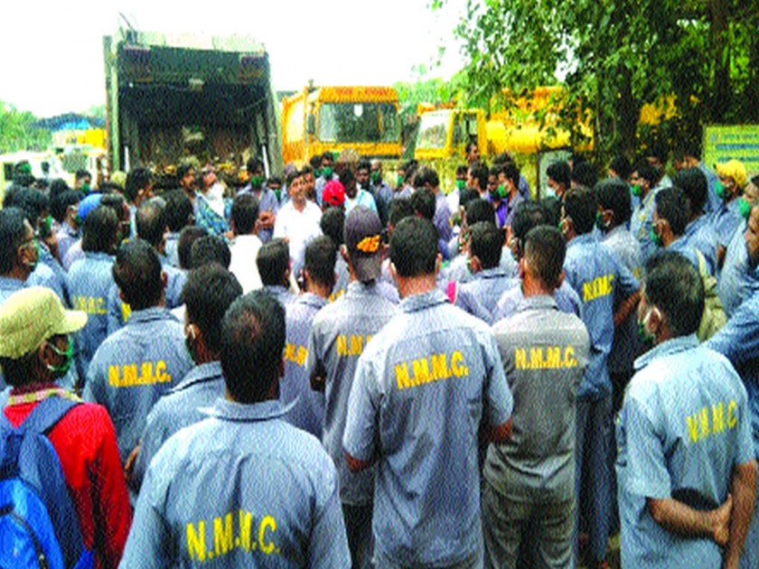 Holiday agitation of waste transport workers | कचरा वाहतूक कर्मचाऱ्यांचे रजा आंदोलन