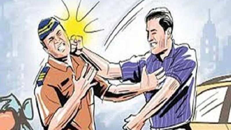 police Sub-inspector beaten over small dispute in nagpur | 'तक्रार का दिली' म्हणत चक्क पोलीस उपनिरीक्षकालाच मारहाण