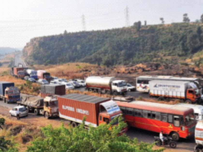 Giant trailer traps Kasara Ghat | महाकाय ट्रेलरमुळे कसारा घाटात कोंडी