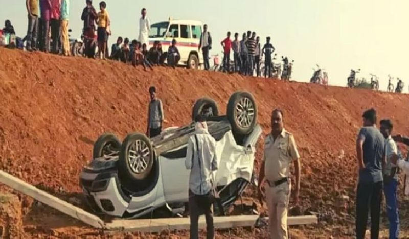 three killed two seriously injured in a car accident near chimur | भरधाव कार रस्त्याच्या खाली उलटली; माय-लेकी जागीच ठार, वडिलांचा उपचारादरम्यान मृत्यू