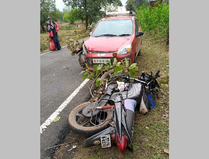 biker dies on the spot as two-wheeler hits a car | अनियंत्रीत दुचाकीची कारला धडक, दुचाकीस्वार जागीच ठार