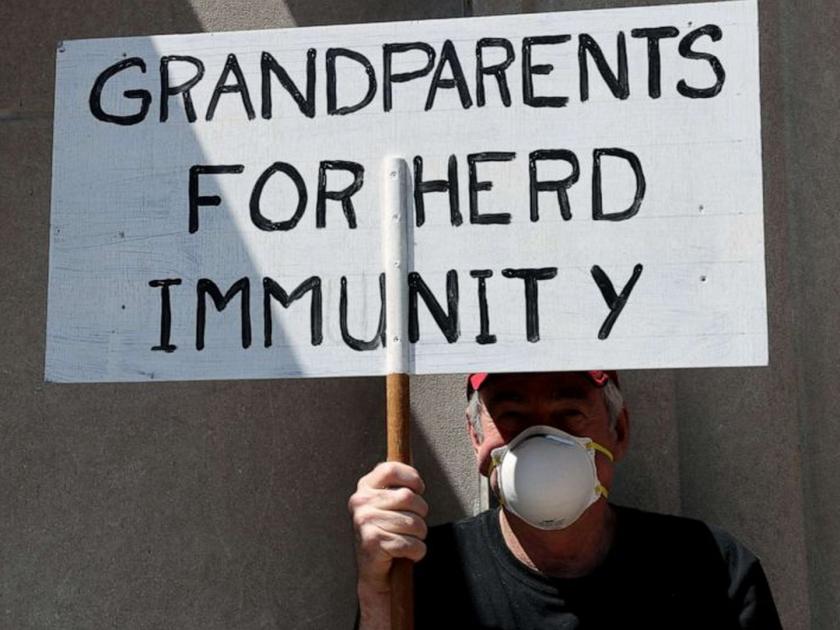 Herd immunity will be saved until the corona vaccine is given | कोरोनाची लस येईपर्यंत हर्ड-इम्युनिटीच वाचवणार