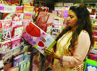 Increased demand for greeting cards for 'Valentine's Day' | ‘व्हॅलेंटाइन डे’निमित्त ग्रीटिंग कार्डची वाढली मागणी