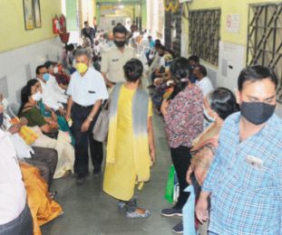 Crowds at vaccination centers due to lack of planning | नियोजनाअभावी लसीकरण केंद्रांवर गर्दी-गोंधळ