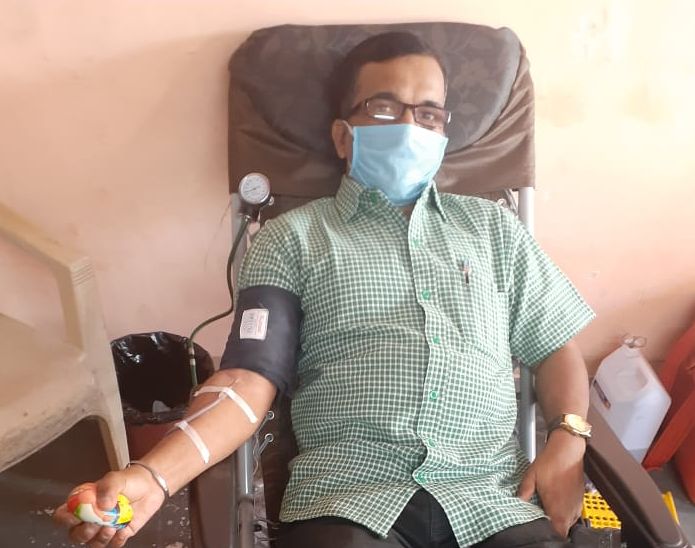 CoronaVirus Jogeshwari teacher hirave donated blood 29 times | सामाजिक जाणीव ठेवून २९ वेळा रक्तदान करणारे जोगेश्वरीचे