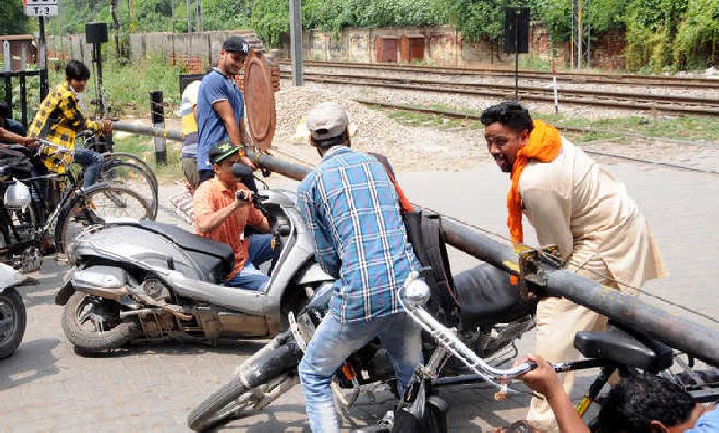 illegal crossing two wheeler under a closed railway crossing will put you on trouble | बंद रेल्वे फाटकाखालून दुचाकी काढणाऱ्या 'खतरों के खिलाडीं'नो सावधान!