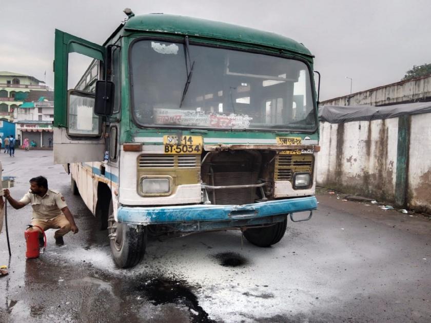 ST bus catches fire on Kondhali bus stand, The driver and the traffic controller extinguished the fire | ..तर झाला असता अनर्थ, कोंढाळी बसस्थानकावर ‘हिरकणीने’ घेतला पेट
