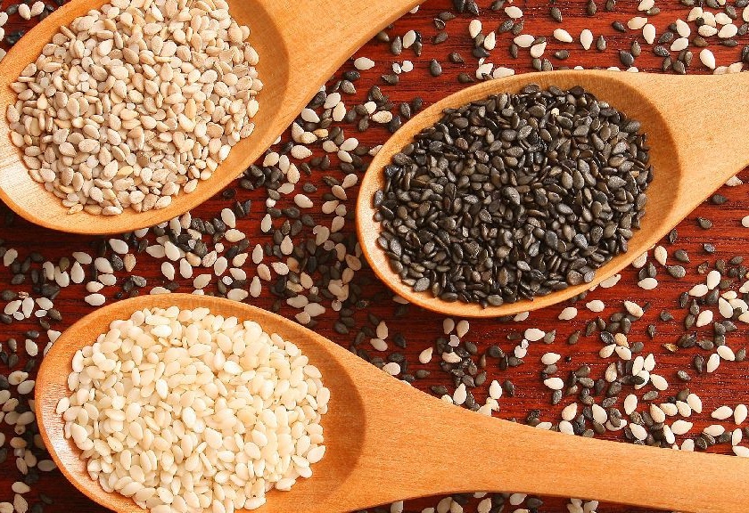 Sesame seeds prices have up on sankranti festive costs Rs 60 per kg | तीळ किलोमागे ६० रुपयांनी महाग, सर्वसामान्यांना दरवाढीचा फटका