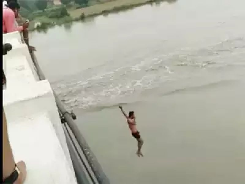 For the sum of 100 rupees, he jumped into the river that flooded | 100 रुपयांच्या पैजेसाठी त्याने मारली पूर आलेल्या नदीत उडी
