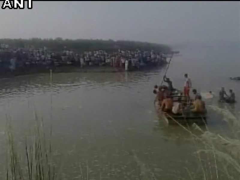 17 people lost their lives in Yamuna river in Baghpat, 24 in the boat and more than 24 passengers | उत्तर प्रदेशमध्ये यमुना नदीत बोट उलटून 19 जणांचा मृत्यू, बोटीमध्ये होते 60 प्रवासी