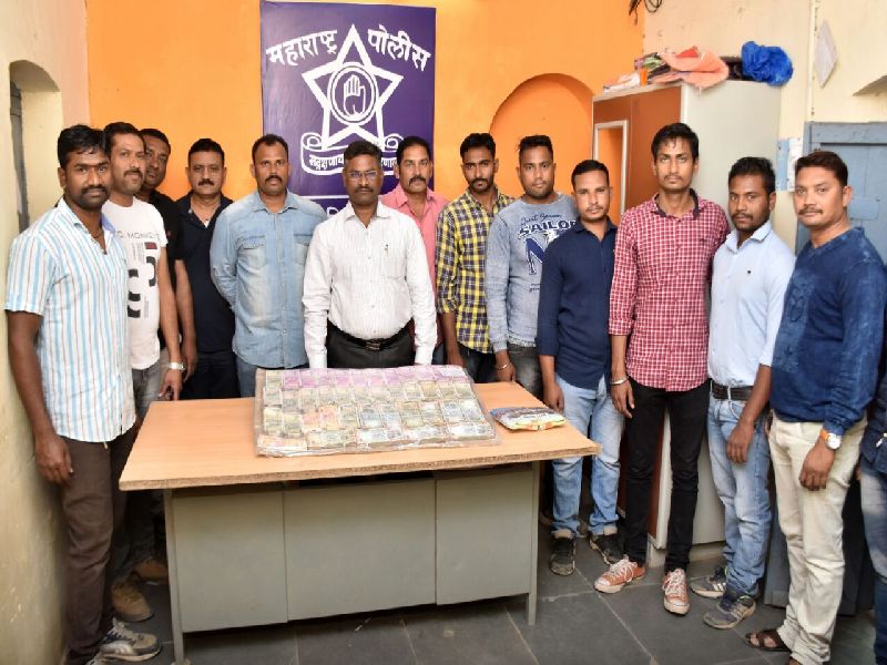 32 lakh suspected cash seized in Yavat, four arrested | यवतमाळात ३२ लाखांची संशयास्पद रोकड जप्त, चौघांना अटक
