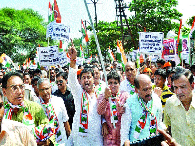  In Yavatmal, Congress's public apology, protest of BJP government, traditional promises | यवतमाळमध्ये काँग्रेसचा जनआक्रोश महामोर्चा, भाजपा सरकारचा निषेध, पारंपरिक वाद्यांची साथ