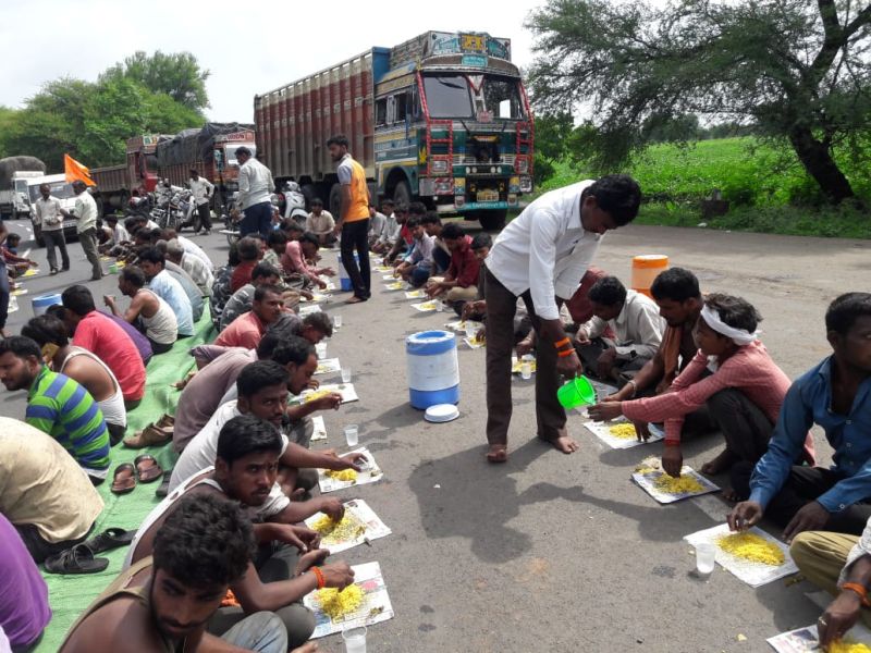 Maratha Reservation protesters feed public who trapped on road due to agitation | Maharashtra Bandh: ज्यांनी रस्ता अडवला, त्यांनीच घास भरवला... मराठा समाजाच्या आंदोलनातील आगळं दृश्य