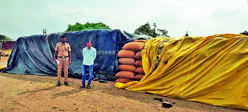 turmeric and soybeans worth Rs 50 lakh were found unattended | अबब.. ५० लाखांचे हळकुंड, सोयाबीन महागावात बेवारस आढळले
