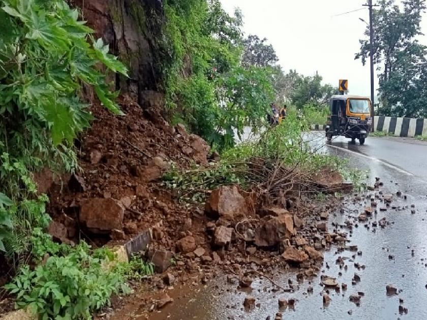 The landslides collapsed continues at Yavateshwar Ghat in Satara, risk of accident | Satara: यवतेश्वर घाटात दरड कोसळण्याचे सत्र सुरूच, अपघाताचा धोका; तत्काळ उपाययोजनाची मागणी