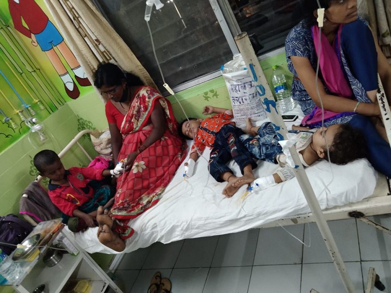 lack of space ycm hospital three children are being treated in one bed | जागेअभावी तीन चिमुकल्यांचा उपचार एकाच बेडवर! वायसीएम रुग्णालयातील स्थिती