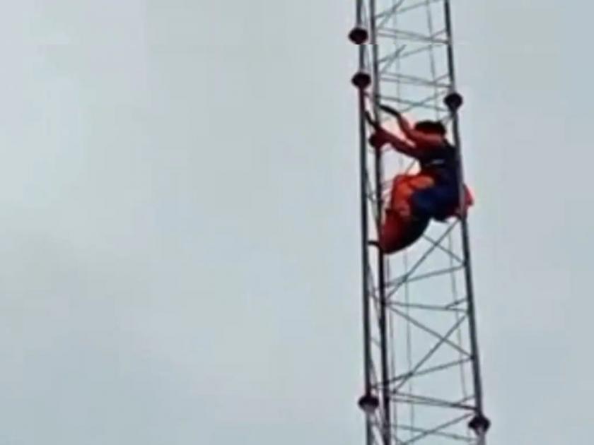 woman climbs tower in madhya pradeshs shivpuri | "माझ्या प्रियकरासोबत माझी भेट करून द्या"; टॉवरवर चढून विवाहितेचा 3 तास हायव्होल्टेज ड्रामा