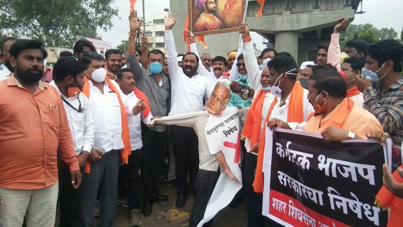 Shiv Sena protests against Karnataka government across the district | शिवसेनेने अकोल्यात जाळला येदियुरप्पांचा प्रतिकात्मक पुतळा
