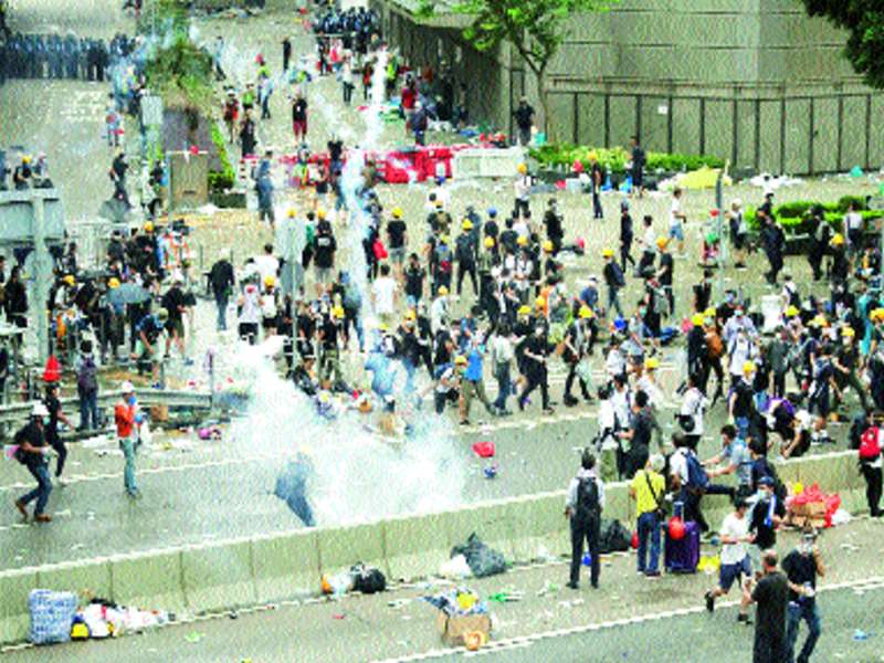 Police use force to enforce demonstrators in Hong Kong | हाँगकाँगमध्ये निदर्शकांवर पोलिसांनी केला बळाचा वापर