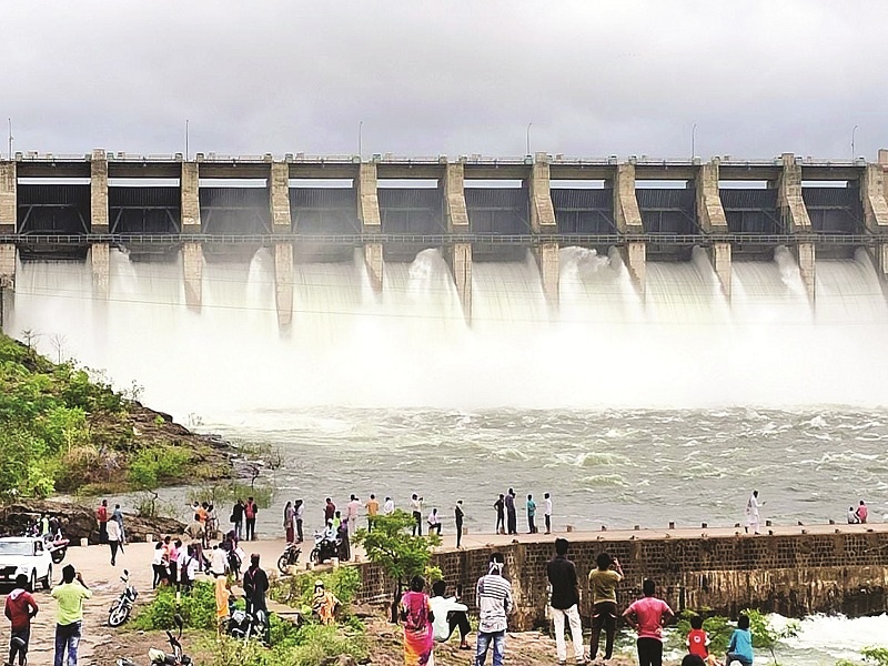 Due to increase in water inflow, 10 gates of Yeldari dam were opened | पाण्याची आवक वाढल्याने येलदरी धरणाचे १० दरवाजे उघडले