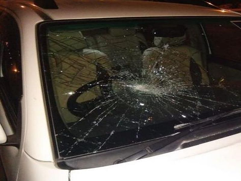 six vehicles damaged in Yerawada pune | येरवड्यात अज्ञात हल्लेखोरांनी दगडफेक करून फोडल्या सहा गाड्यांच्या काचा 