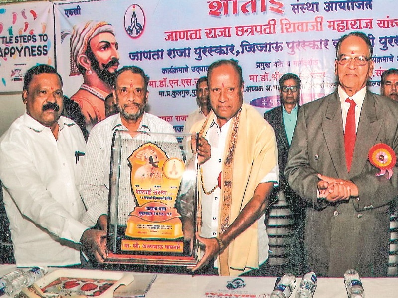 Shantai institute award distribution by Shripal Sabnis in Yerwada, Pune | महापुरुष हे समाजाला प्रेरकशक्ती : डॉ. श्रीपाल सबनीस; शांताई संस्थेचा पुरस्कार वितरण सोहळा