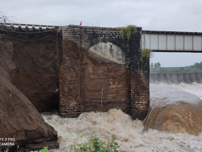 Yerle floods cause Vasgade dam to overflow; railway traffic closed due to possible danger | येरळेच्या पुरामुळे वसगडे बंधारा झाला ओव्हर फ्लो