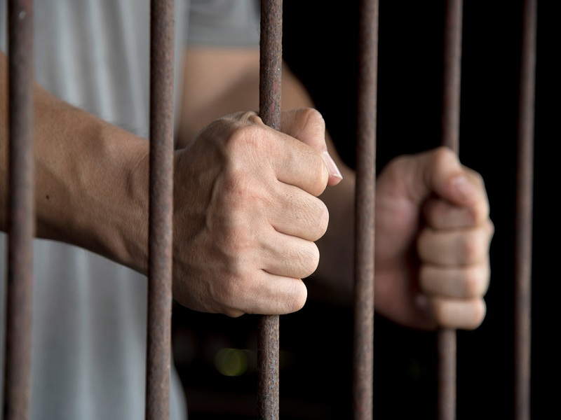 Yerawada prison inmate commits suicide by hanging | येरवडा कारागृहातील कैद्याची गळफास घेऊन आत्महत्या