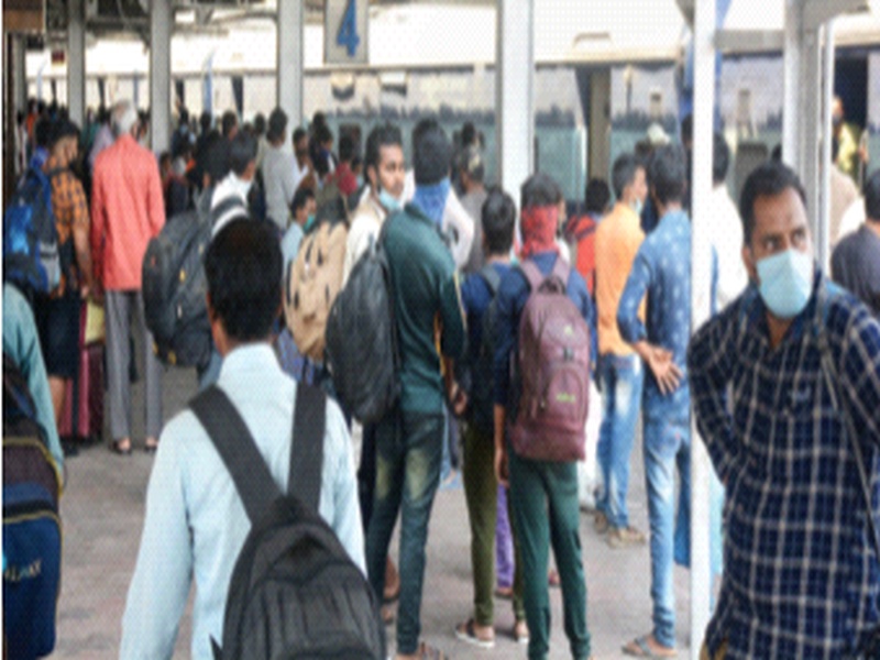 Passengers on long-distance trains to Mumbai declined | मुंबईकडे येणाऱ्या लांब पल्ल्यांच्या रेल्वेगाड्यांतील प्रवासी घटले; बाहेरगावी जाणाऱ्या गाड्या खचाखच