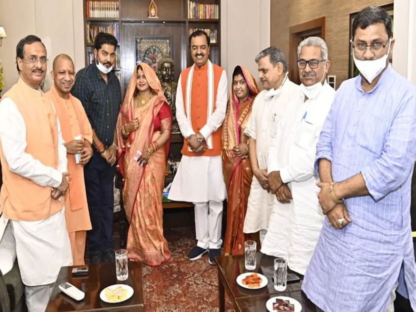 up cm yogi adityanath visit deputy cm keshav prasad maurya at his home | UP Election: “योगी आदित्यनाथांसोबत होतो, आहे आणि पुढेही राहणार”: केशव प्रसाद मौर्य