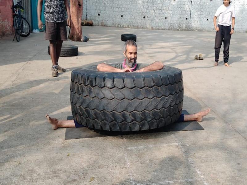 yoga teacher tutor weighs 200 kg tyre in pune | Video: हत्तीचालक योगाभ्यासकाने पेलला हत्तीच्या ताकदीचा दोनशे किलो वजनाचा टायर