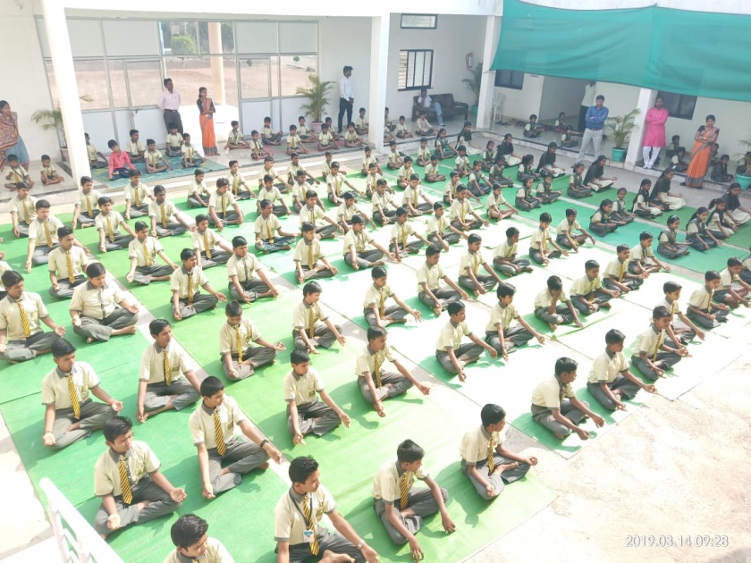 Students learn yoga at Karanja | कारंजा येथे विद्यार्थ्यांना योगाचे धडे !