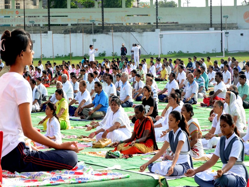 International Yoga Day 2018: Yoga by administering students on the occasion of World Yoga Day in Parabhani | International Yoga Day 2018 : परभणीत जागतिक योग दिनानिमित्त विद्यार्थ्यांसह अधिकाऱ्यांची योगासने