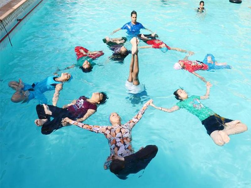 International Yoga Day 2018: Diverse busts made by women in the swimming pool | International Yoga Day 2018 : युवतींनी जलतरण तलावात केली वैविध्यपूर्ण आसने