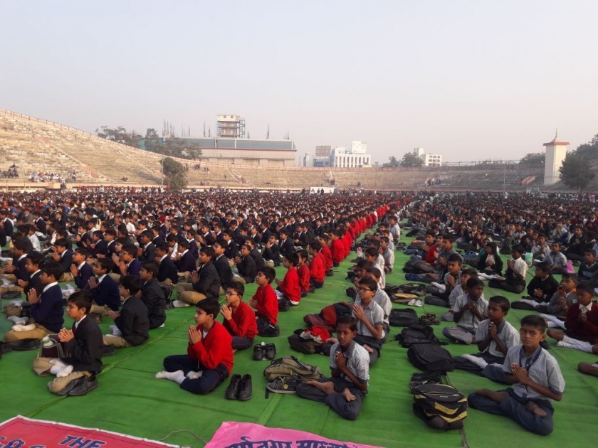 Twenty-five thousand students of Nagpur have done collective yoga | नागपुरात पंचवीस हजार विद्यार्थ्यांनी केले सामूहिक योगासन