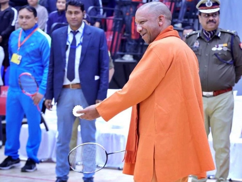 Yogi Adityanath played badminton with Finance Minister, everyone was speechless after seeing the skill in the game | योगी आदित्यनाथ वित्तमंत्र्यांसोबत खेळले बॅडमिंटन, खेळातील कौशल्य पाहून सारेच झाले अवाक्  
