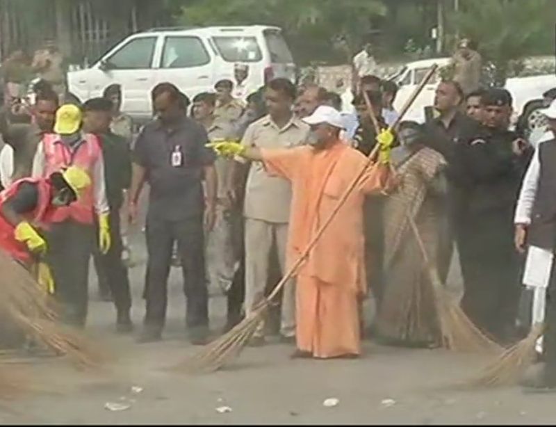 Yogi Adityanath takes part in cleanliness drive at the Western Gate of Taj Mahal | योगी आदित्यनाथांनी हातात झाडू घेऊन केली ताजमहालची साफसफाई