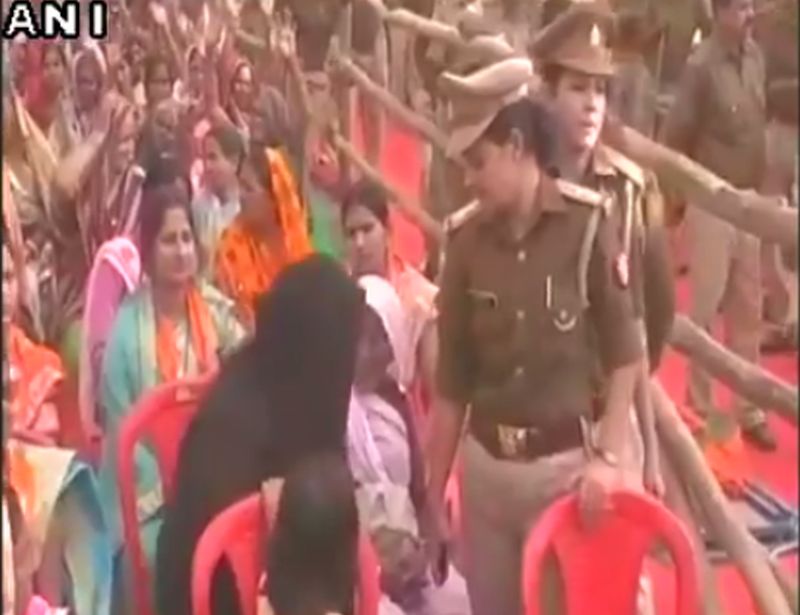Muslim Woman asked to remove burqa by police at yogi adityanath rally | योगी आदित्यनाथांच्या रॅलीत मुस्लिम महिलेला काढायला लावला बुरखा