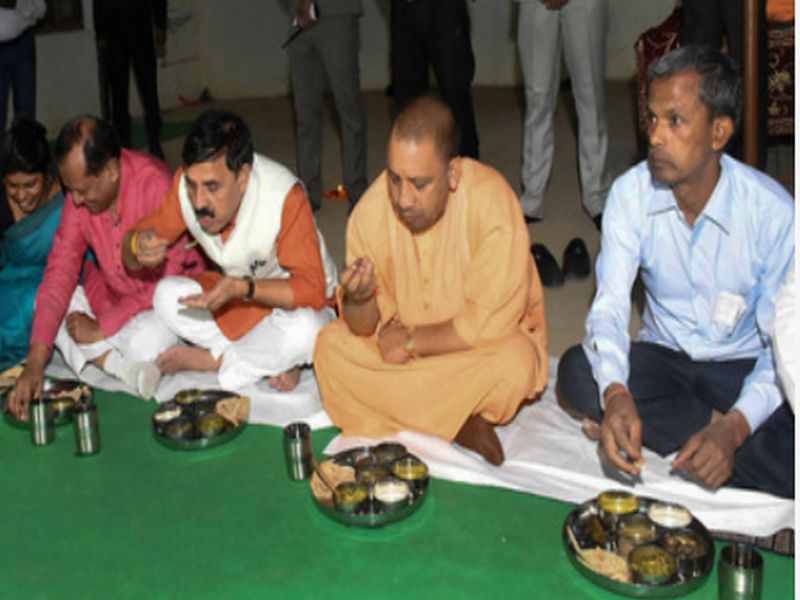 BJP ministers eating in dalits' houses is not enough: RSS chief Mohan Bhagwat | दलितांच्या घरी जेवल्याने काही होणार नाही, सरसंघचालकांनी खेचले भाजपाचे कान